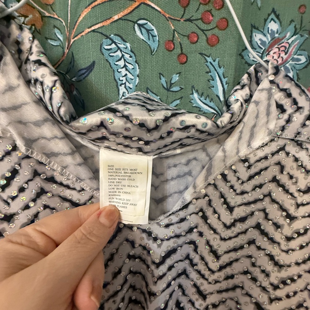 Black and White Chevron Patterned Top - Picture 3 of 5